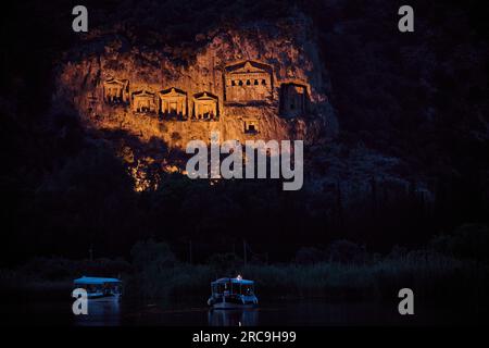 Nachtaufnahme der beleuchteten Lykische Felsengraeber in einem Felswand von Dalyan, Tuerkei |Nachtaufnahme von beleuchteten lykischen Felsengräbern in einem Felsen Stockfoto