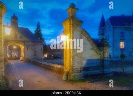 Das beleuchtete Wasserschloss Schaloen in Valkenburg aan de Geul zur blauen Stunde, Holland, Niederlande, Europa. Stockfoto