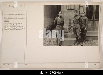 Das Bild zeigt das Division Munitions Office der 90. Division in Berncastle, Deutschland. Auf dem Foto sehen Sie Captain WM. N. Negley, D.M.; 2. LT. J.F. Meyers, Brig. Und Pvt. Percy M. Fogg, Clerk. Das Foto wurde am 29. Januar 1919 von dem Fotografen T.M. S. Dentz aufgenommen. Das Bild stammt aus der Sammlung „Fotos amerikanischer Militäraktivitäten während des Ersten Weltkriegs“. Stockfoto