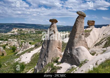 Formation der drei Schoenheiten, Üc Güzeller, Kappadokien, Anatolien, Tuerkei |Erosionsformation der drei Schönheiten, Üc Güzeller, Kappadokien, an Stockfoto