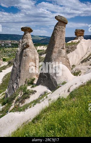 Formation der drei Schoenheiten, Üc Güzeller, Kappadokien, Anatolien, Tuerkei |Erosionsformation der drei Schönheiten, Üc Güzeller, Kappadokien, an Stockfoto