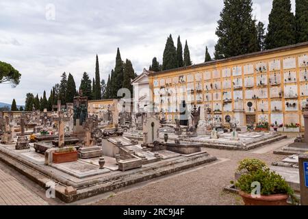 Florenz, Italien - 6. April 2022: Cimitero delle Porte Sante, der Friedhof der Heiligen Türen, ist ein monumentaler Friedhof in Florenz innerhalb des Fortif Stockfoto