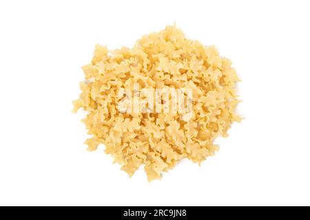 Ein Haufen getrockneter Mini-Lasagne-Nudeln auf weißem Hintergrund im Studio Stockfoto