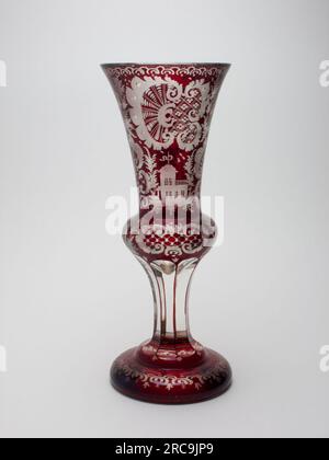 Antike böhmische rubinrote Vase mit gravierter Dekoration, erbaut um 1880. Die Vase ist 26cm mm hoch. Stockfoto