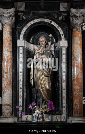 Statue von St. Joseph, in einer kleinen Kapelle, hält Jesus-Baby in den Armen Stockfoto