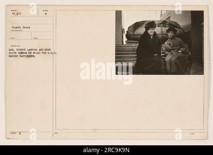 Mrs. Robert Lansing und Miss Edith Benham fotografierten an Bord der U.S.S. George Washington. Dieses Bild ist Teil der Signalkorps-Sammlung mit der Nummer 63,347. Das Foto ist um die beiden Frauen herum und wurde während des Ersten Weltkriegs aufgenommen. Es wurde mit dem Symbol E ausgestellt und erfasste die Anwesenheit von Mrs. Lansing und Miss Benham auf dem Schiff. Stockfoto