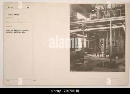 Soldaten des Chemiekriegsdienstes in Edgewood Arsenal, Maryland, führen eine Übung durch. Das Foto, das vom Signalkorps aufgenommen wurde, hat die Nummer 189 und trägt das Symbol "AU". Die 4-stellige personalisierte Beschreibung lautet 0020475 1-0000. Stockfoto