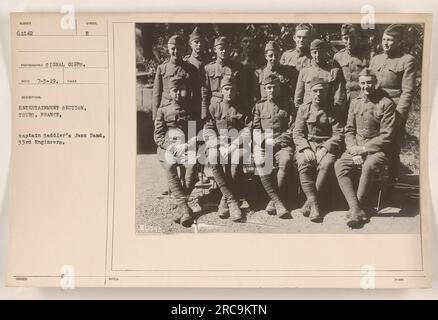 Captain Saddler's Jazz Band, Teil der 33. Engineers of the American Military, tritt während des Ersten Weltkriegs im Unterhaltungsbereich von Tours, Frankreich, auf. Auf diesem Foto kann man die Band sehen, wie sie ihre Instrumente spielt. Stockfoto