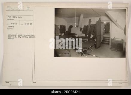 Die Schlafquartiere im Camp Hospital. 28 in Nevers, Nievre, Frankreich. Das Foto wurde am 28. Dezember 1918 von Pvt. Eddy, S.C. aufgenommen und erhält die Nummer 75869. Die Beschreibung auf der Rückseite des Fotos lautet '1922-N9 BESCHREIBUNG: ANZAHL DER SCHLAFRÄUME, CAMP KRANKENHAUS. 28, NEVERS, NIEVRE, FRANKREICH. AUSGEGEBENE ANMERKUNGEN 45869." Stockfoto