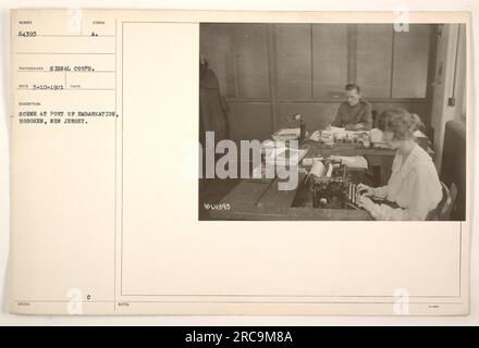 Soldaten und Militärangehörige bereiten sich während des Ersten Weltkriegs auf die Abfahrt im Hafen der Einschiffung in Hoboken, New Jersey, vor. Das Foto wurde von einem Fotografen des Signalkorps aufgenommen, und das Bild wurde mit der Nummer 64393 versehen. Das Foto ging am 10. März 1921 ein. Stockfoto