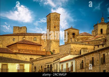 Spektakuläre Aussicht vom Plaza Mayor von Trujillo, Cáceres, Spanien, auf den mittelalterlichen Teil der Stadt mit Türmen, Palästen und Glockentürmen Stockfoto