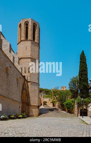 Ein Blick auf die Fassade und den Glockenturm der Kirche des Klosters Pedralbes in Barcelona, Katalonien, Spanien, an einem Sommertag Stockfoto