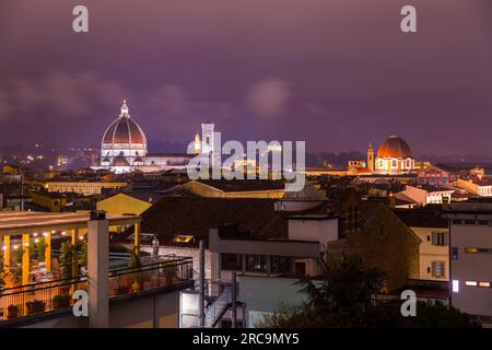 Florenz, Italien - 7. April 2022: Die Kuppel der Kathedrale Santa Maria del Fiore, Florenz, Toskana, Italien. Stockfoto