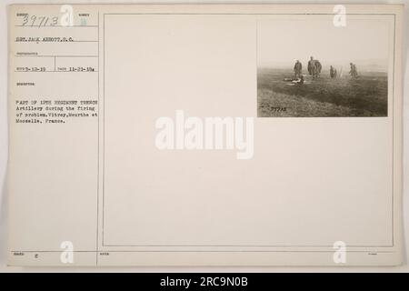 Sergeant Jack Abbott, ein Fotograf des Signalkorps, hat dieses Bild am 21. November 1918 in Vitrey, Meurthe et Mosselle, Frankreich, aufgenommen. Das Foto zeigt, wie die Artillerie während eines Problems im versunkenen Teil des Schützengrabens des 12. Regiments abgefeuert wurde. Das Bild wird in der Sammlung als 39713 bezeichnet. Stockfoto