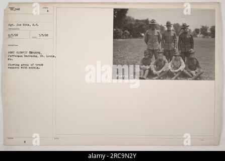 Eine Gruppe von Leichtathletikläufern, die an den olympischen Probespielen der Army in Jefferson Barracks in St. teilgenommen haben Louis, Missouri. Das Foto wurde am 5. Juli 1920 aufgenommen und zeigt die Läufer mit Medaillen. Sgt. Joe Hits, S.C., ist in der Gruppe abgebildet. Der Fotograf ist unbekannt. Stockfoto