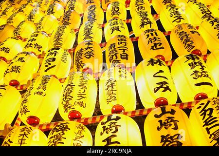 Tokio, Japan. 13. Juli 2023. Papierlaternen werden während des jährlichen Mitama Festivals am Yasukuni-Schrein gesehen. Über 20.000 Laternen sind am Eingang und im Inneren des Schreins ausgestellt, damit die Geister während der jährlichen Feier für die Geister der Vorfahren ihren Weg finden. Das Festival läuft bis zum 16. Juli. (Kreditbild: © Rodrigo Reyes Marin/ZUMA Press Wire) NUR REDAKTIONELLE VERWENDUNG! Nicht für den kommerziellen GEBRAUCH! Stockfoto