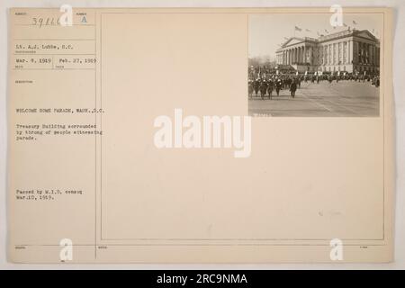 Leutnant A.J. Lubbe vom Signalkorps wurde am 27. Februar 1919 während einer Willkommensparade in Washington, D.C. fotografiert Die Parade fand vor dem Treasury Building statt, wo sich eine große Menschenmenge versammelte, um das Ereignis zu erleben. Das Foto ging am 8. März 1919 ein und wurde am 10. März 1919 vom M.I.D.-Zensor freigegeben. Diese Informationen werden unter der Referenznummer 9039866 vermerkt. Stockfoto