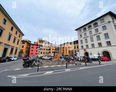 Florenz, Italien - 6. April 2022: Das Denkmal der Piazza Mentana ist eine Bronzestatue aus dem frühen 20. Jahrhundert auf dem Mentana-Platz von Florenz, Stockfoto