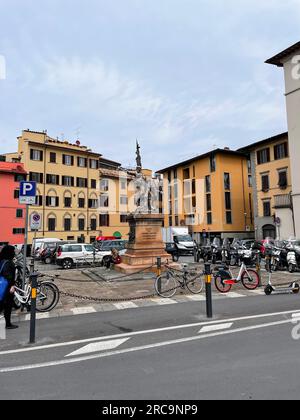 Florenz, Italien - 6. April 2022: Das Denkmal der Piazza Mentana ist eine Bronzestatue aus dem frühen 20. Jahrhundert auf dem Mentana-Platz von Florenz, Stockfoto