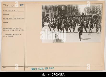 Böhmische Soldaten marschieren am 4. Juli 1918 bei der Parade zum Unabhängigkeitstag in New York City. Dieses Foto wurde von einem Fotografen vom C.P.I. aufgenommen Es ist als „NUR FÜR AMTLICHE ZWECKE“ klassifiziert. Stockfoto