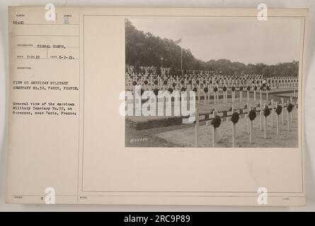 Allgemeiner Blick auf den amerikanischen Militärfriedhof Nr. 32 in Suresnes, nahe Paris, Frankreich. Das Foto wurde am 2. Juni 1919 vom Signalkorps aufgenommen. Das Beschreibungssymbol ist RECO 7-8-19. Dieses Bild ist Teil einer Sammlung von Fotografien, die amerikanische Militäraktivitäten während des Ersten Weltkriegs dokumentieren. Stockfoto