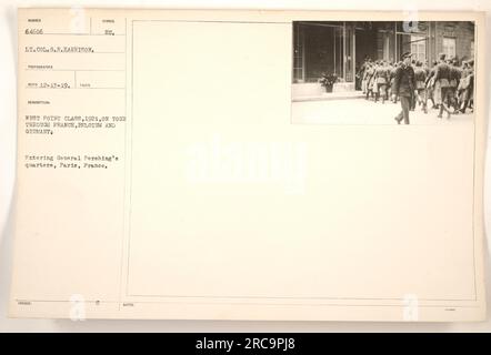 West Point Klasse 1921 auf einer Tour zu den Quartieren von General Pershing in Paris, Frankreich während des Ersten Weltkriegs. Stockfoto