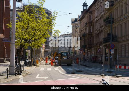 Poznan, Polen - 21. April 2023: Straßenreparatur auf der Poznan-Straße. Stockfoto