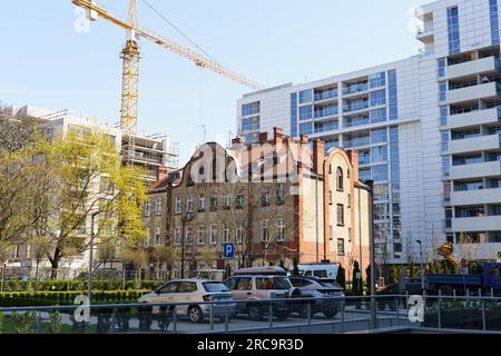 Posen, Polen - 21. April 2023: Bau eines Wohnkomplexes im Zentrum von Posen. Stockfoto