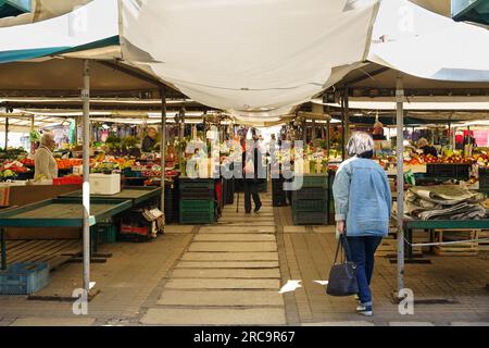 Posen, Polen - 21. April 2023: Käufer und Verkäufer auf einem Lebensmittelmarkt im Stadtzentrum. Stockfoto