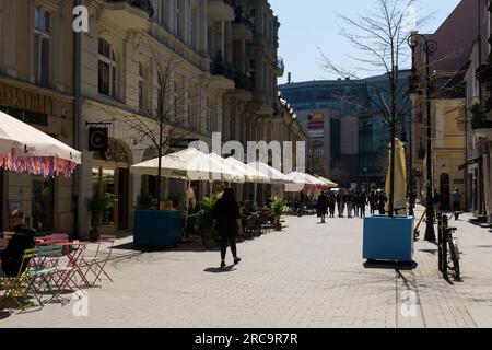 Posen, Polen - 21. April 2023: Fußgängerzone mit Cafés im Stadtzentrum Stockfoto