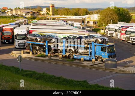 Marchaux-Chaudefontaine, Frankreich - 25. April 2023: Parken von Lastwagen mit verschiedenen Gütern. Stockfoto