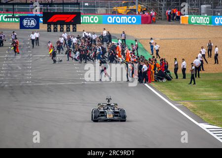 Silverstone, Großbritianer. 10. Juli 2023. SILVERSTONE CIRCUIT, VEREINIGTES KÖNIGREICH - JULI 09: Brad Pitt während des Großen Preises von Großbritannien auf dem Silverstone Circuit am Sonntag, den 09. Juli 2023 in Silverstone, Vereinigtes Königreich. (Foto: Michael Potts/BSR Agency) Kredit: BSR Agency/Alamy Live News Stockfoto