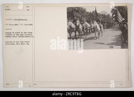 In Washington, D.C., findet eine Parade statt, um die Preisträger des Army National School Essay Contest zu ehren. Das Foto zeigt eine Batterie der 19. Field Artillery aus Fort Myer, Virginia. Das Foto wurde von Gefreiter Eskin vom Signalkorps am 5. Mai 1920 aufgenommen. Das Bild trägt das Symbol A₂ und wurde am 11. Mai 1920 empfangen. Stockfoto