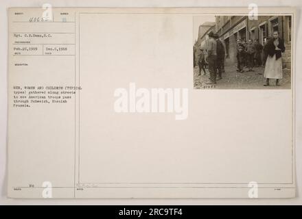 Sergeant C. E. Dunn, identifiziert als S.C. 40655, ist auf diesem Foto zu sehen, das am 26. Februar 1919 während der Aktivitäten im Ersten Weltkrieg aufgenommen wurde. Das Bild wurde am 6. Dezember 1918 in Schweich, Rheinpreußen, aufgenommen. Es zeigt eine typische Szene von Zivilisten, darunter Männer, Frauen und Kinder, die sich entlang der Straßen versammeln, um amerikanische Truppen durch die Gegend zu beobachten. Auf dem Foto sind neben dem Namen des Fotografen die Anmerkungen „40655“ und „RY“ vermerkt, die als PE.F. G. Stockfoto