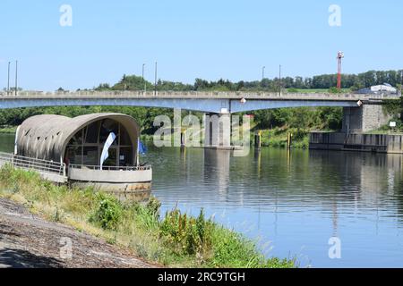 Moselküste in Schengen mit Brücke und Schwimmtouristeninformation Stockfoto