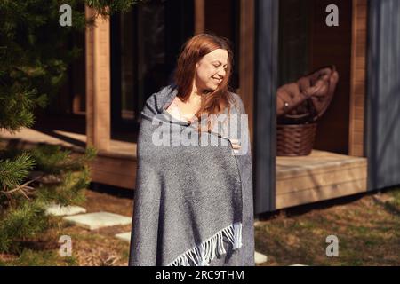 Reife Frau genießt ihr Wochenende auf dem Land an einem sonnigen Tag Stockfoto