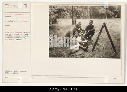 Sgt. L. A. Russell gibt Anweisungen zum Betrieb eines Sendegeräts in der Signalschule der 1. Depot Division in St. Aignon, Frankreich. Das Foto wurde am 7. August 1918 aufgenommen und am 19. Oktober 1918 erhalten. A.E.F. Zensur genehmigt, aber kein spezifisches Datum angegeben. Stockfoto