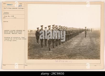 Studenten des Amherst College in Massachusetts, die im Rahmen ihrer Kursarbeit eine militärische Ausbildung absolvieren. Dieses Bild zeigt, wie sie in Formation stehen und ihre disziplinierte und gut ausgebildete Einheit zeigen. Die Einheit wurde am 22. Juli 1918 aufgenommen und wird als eine der am besten gebohrten Einheiten gelobt. Dieses Foto ist Teil der Sammlung, die vom Amherst College empfangen wurde. Bitte beachten Sie, dass diese Bildunterschrift sachlich ist und nicht kreativ ist. Stockfoto