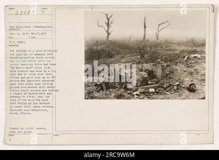 2. Lieut. Carl C. Mayhew, Inf., machte dieses Foto am 7. November 1918. Das Bild zeigt die Überreste eines Kamins. Es wurde südlich des Geländes verlegt, das seit 1916 „No man's Land“ war. Das Bild wurde in dickem Nebel aufgenommen, mit eingeschränkter Sicht von nur 200 Metern. Die Amerikaner durchquerten wassergefüllte Muschelkrater und Stacheldraht und sahen sich den Maschinengewehren der Deutschen während ihres Rückzugs gegenüber. Der Standort ist Haucourt in der Nähe von Melancourt, Mause, Frankreich. Das Foto wurde vom A.E.F.-Zensor übergeben, Datum unbekannt. Stockfoto