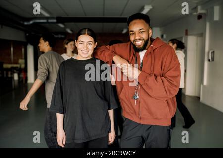 Porträt eines lächelnden Lehrers im Tanzstudio der Highschool Stockfoto