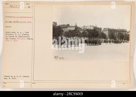 Auf diesem Foto von Pvt. L.P. Goldshlag am 4. Juli 1918 werden Soldaten des 305. Regiments, PA, 77. Division, N.A., während einer Parade zum Unabhängigkeitstag in Bordeaux, Frankreich, in Rückschau gesehen. Dieses Bild wurde von der A.E.P. Zensor am 6. August 1918. Stockfoto