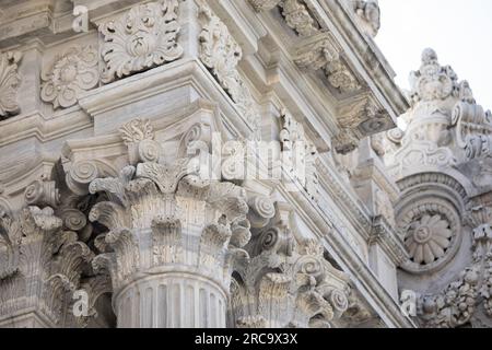 Detailaufnahme der Säulen am Eingang des Dolmabahce-Palastes, Istanbul, Türkei. Stockfoto