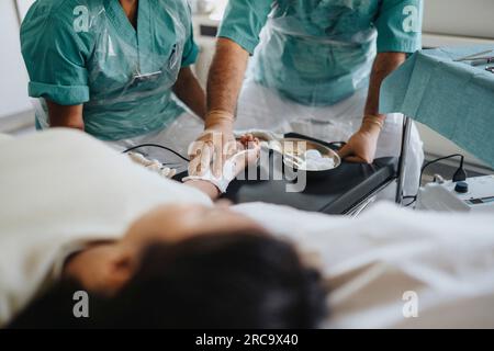 Chirurgen in der Arbeitsschutzkleidung beim Operationspatienten im Krankenhaus Stockfoto