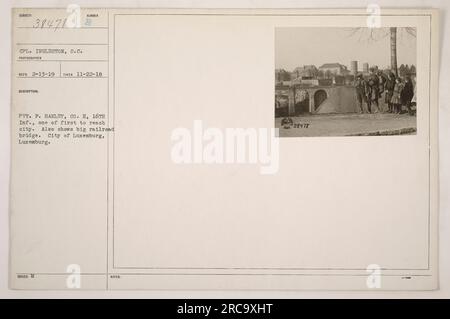 CPL. Ingleston hat dieses Foto auf 11-22-18 aufgenommen, in dem Gefangener F. Hanley von CO gezeigt wird. H, 16. Infanterie. Hanley war einer der ersten Soldaten, die im Ersten Weltkrieg Luxemburg erreichten. Das Foto zeigt auch eine prominente Eisenbahnbrücke in der Stadt. Stockfoto