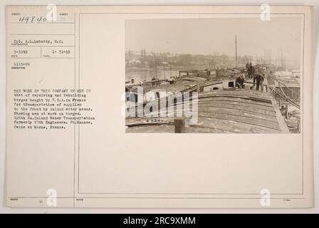 Männer der 125. Company of Inland Water Transportation, früher bekannt als 57. Engineers, werden bei der Reparatur und dem Wiederaufbau von Bargen in St. Mammes, Frankreich. Diese Schiffe wurden von den USA für den Transport von Vorräten an die Front im Ersten Weltkrieg gekauft Stockfoto