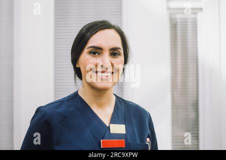 Porträt einer lächelnden Krankenschwester im Gesundheitszentrum Stockfoto