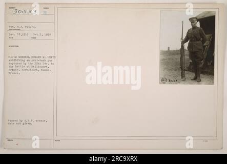 Pvt. E.J. Peters präsentiert eine Panzerabwehrwaffe, die von der 30. Division während der Schlacht von Bellicourt in Frankreich gefangen genommen wurde. Das Foto wurde am 18. Dezember 1918 in Herbecourt, Somme, Frankreich, aufgenommen. Das Bild wurde vom A.E.P. Zensor genehmigt, aber das genaue Datum ist unbekannt. Stockfoto