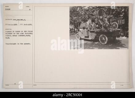 Parade zu Ehren der Preisträger des Army National School Essay Contest in Washington, D.C. Suchscheinwerfer bei der Parade gesehen. Foto aufgenommen am 5. Mai 1920 von Pvt. Eskins C. Sumber mit der Symbolerkennung 68556. Anmerkungen: 468566 US-Beamter. Stockfoto