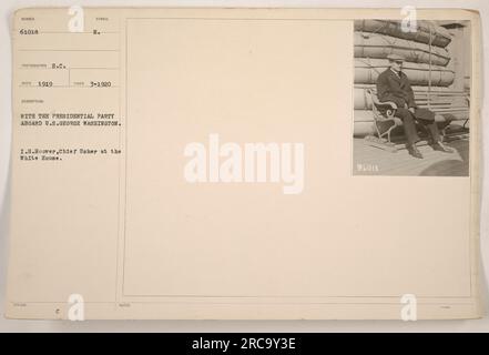 Foto von Präsident Woodrow Wilson und der Präsidentenpartei an Bord der USA George Washington. Das Bild wurde im März 1920 aufgenommen und zeigt I.H. Hoover, Chief Usher im Weißen Haus, begleitet den Präsidenten. Dieses Foto entstand aus einer Reihe von Bildern, die während des Ersten Weltkriegs aufgenommen wurden. Stockfoto