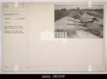 Studenten im Camp Devens in Ayer, Massachusetts, nehmen an einer R.O.T.C. -Ausbildung Teil. Diese Nahaufnahme zeigt die Schusslinie, in der die Schüler ihre Schussfertigkeiten für eine Platte üben. Dieses Foto wurde am 23. Juli 1920 aufgenommen und unter dem Code 5069176 dokumentiert. Stockfoto